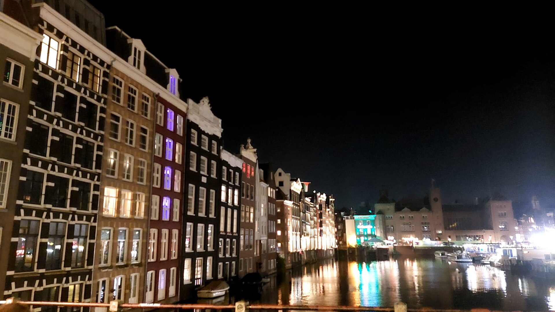 Amsterdamse grachten bij avond