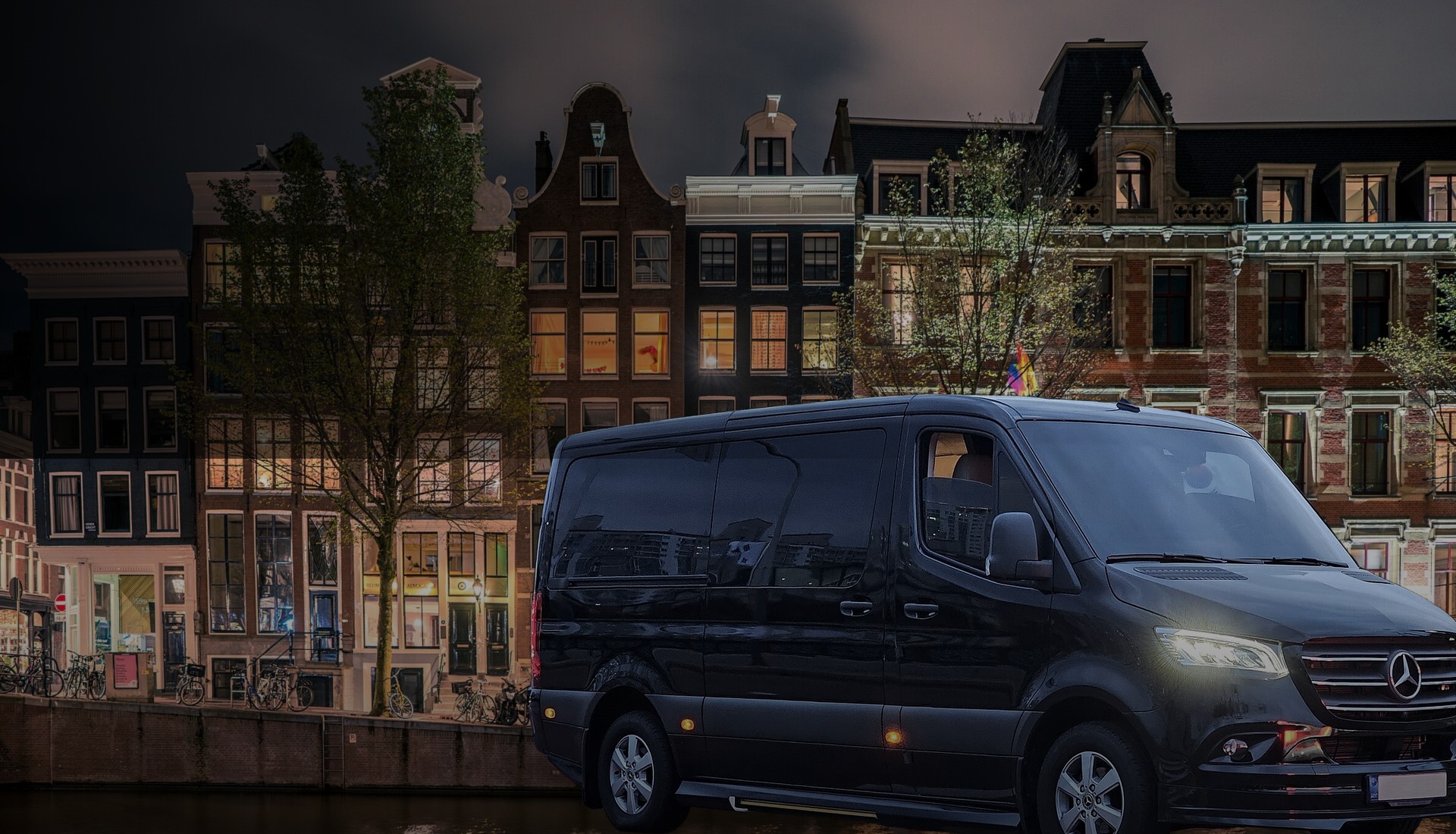 Zwarte Mercedes-Benz Sprinter voor Amsterdamse grachtenpanden