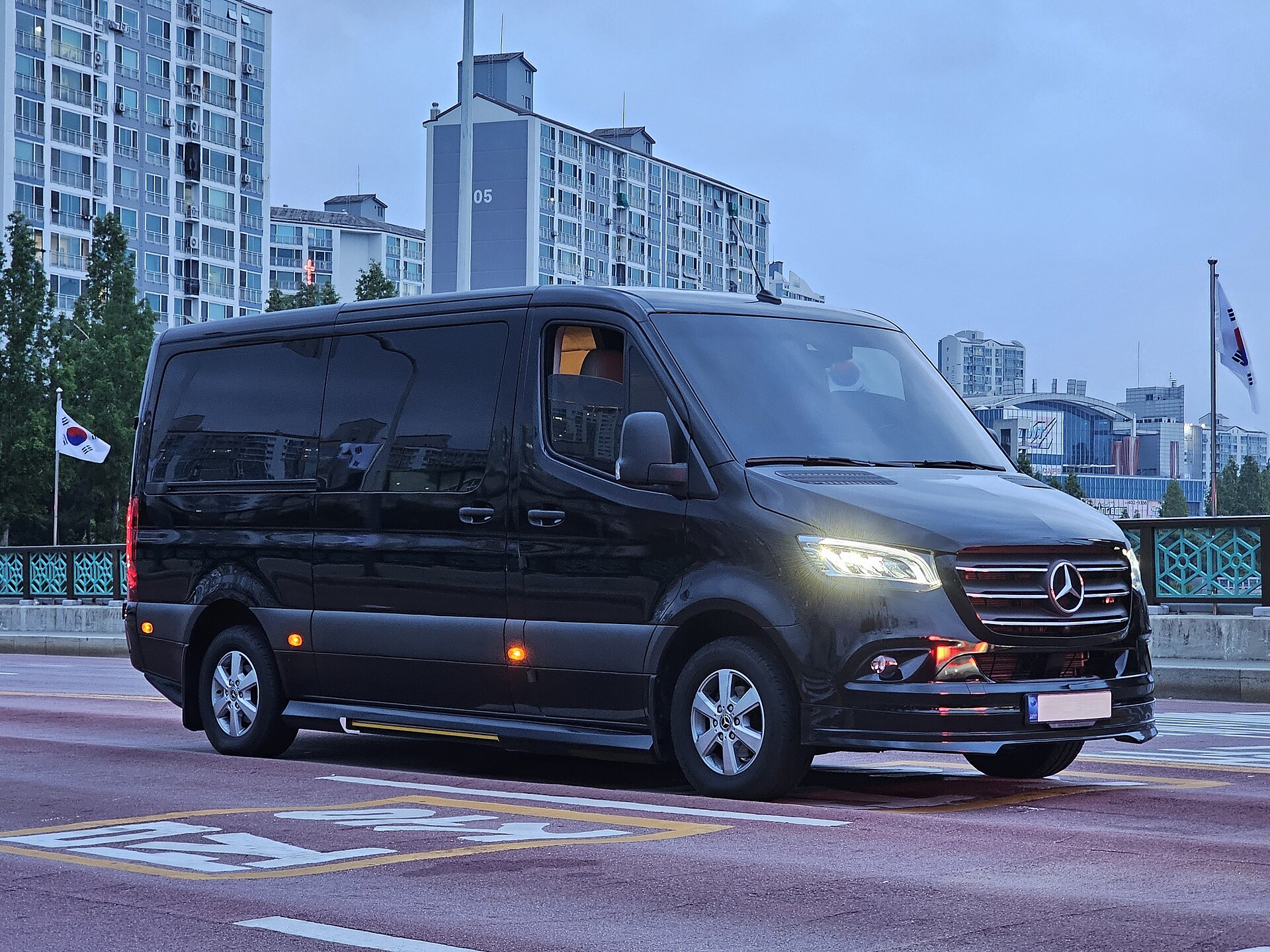 Zwarte Mercedes-Benz Sprinter personenbus